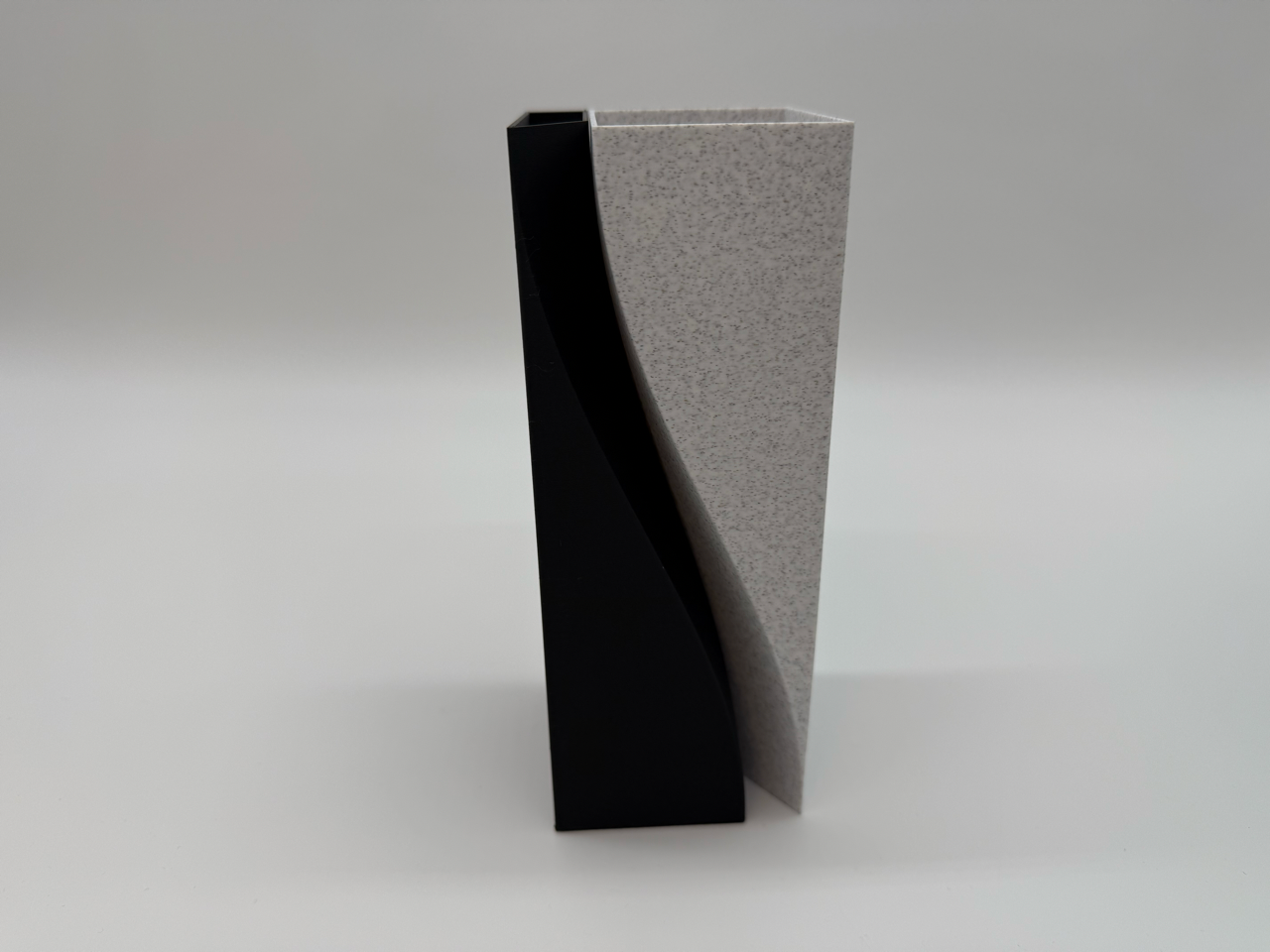 Moderne Design Bloempot – Zwart en Grijs Geometrisch Kunststof – Minimalistisch Interieur Decoratie