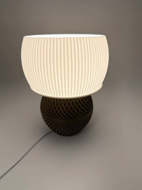 Design Tafellamp 'Drift' met Modern Geribbelde Kap en Stijlvol Geometrisch Onderstel – Uniek Warm Licht