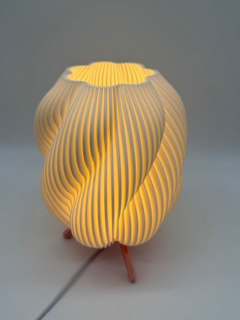 Design Tafellamp 'Wave' met Golvende Witte Kap en Houten Onderstel – Sfeervolle Moderne Verlichting