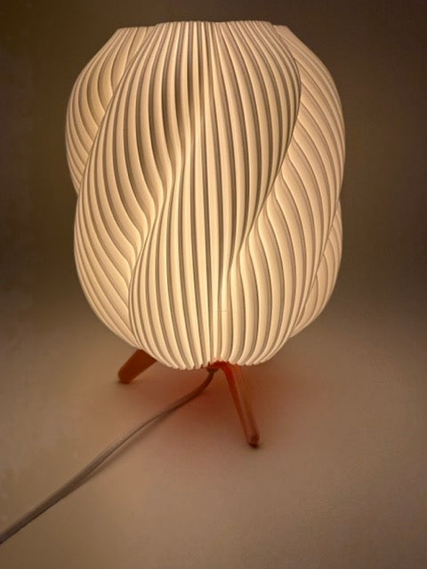 Design Tafellamp 'Wave' met Golvende Witte Kap en Houten Onderstel – Sfeervolle Moderne Verlichting
