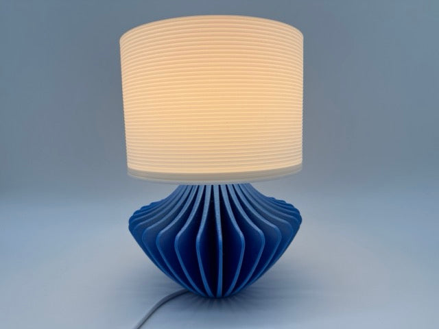 Moderne Tafellamp 'Geo' met Blauwe Geometrische Voet en Witte Geribbelde Kap – Sfeervolle Verlichting